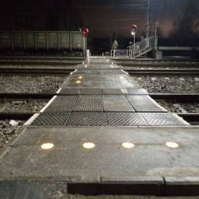 В Подмосковье установили первую подсветку пешеходного перехода на ж/д путях