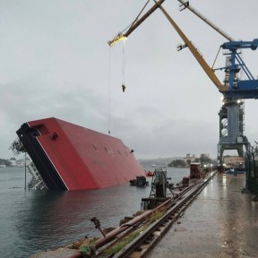 В Севастополе опрокинулся плавучий кран