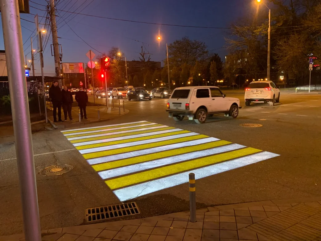 Датчики пешехода. Светящийся пешеходный переход. Проекционный пешеходный переход. Освещение пешеходных переходов. Подсветка пешеходного перехода.