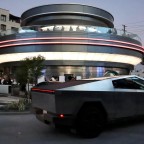 Tesla открыла первый ресторан с крупнейшей зарядкой для электромобилей в мире