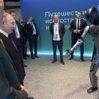 Робот Грин от Сбера станцевал перед Владимиром Путиным