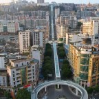 В Китае заработал самый длинный в мире  уличный  эскалатор