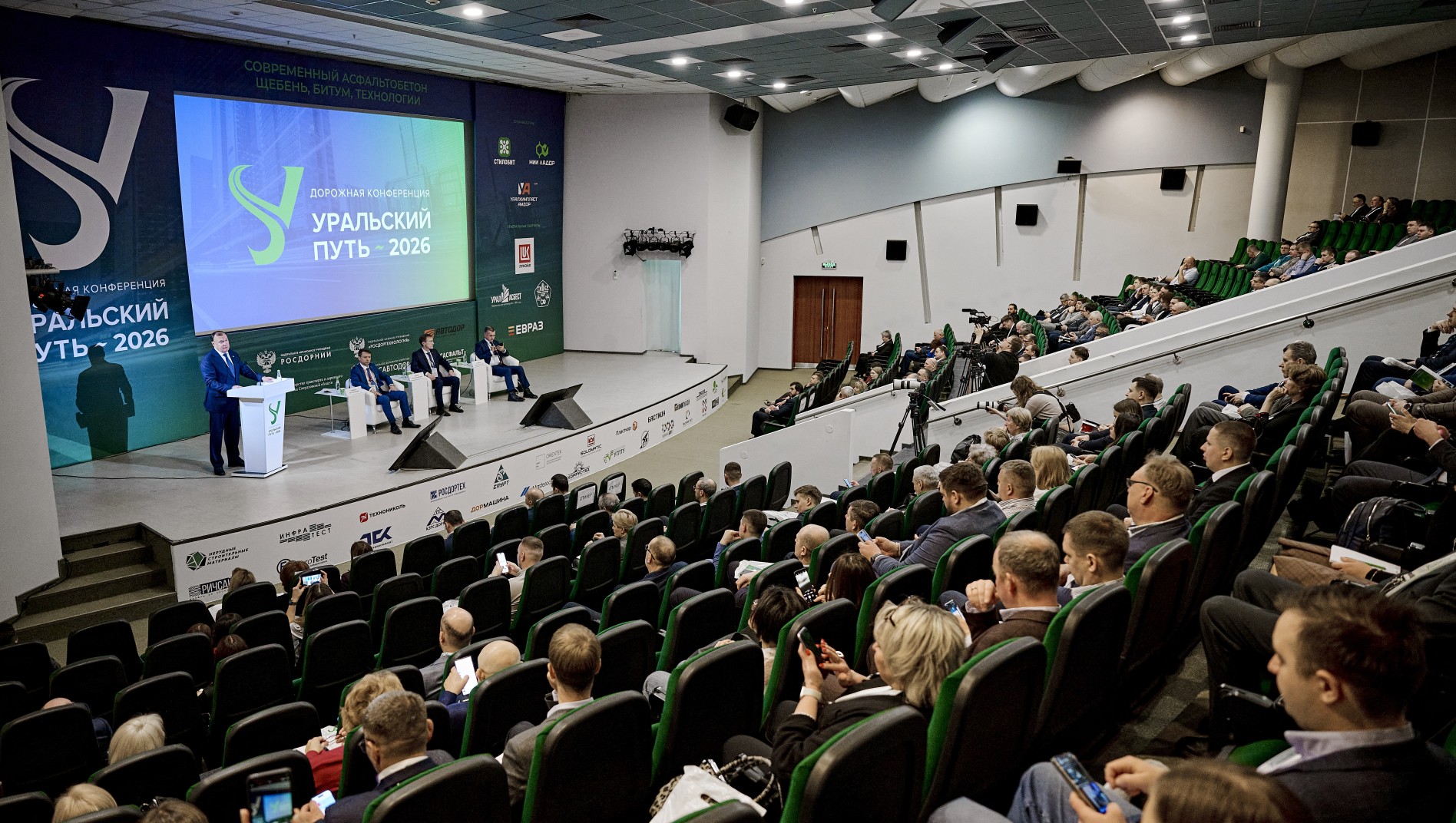 Почему весной асфальт сходит вместе со снегом?