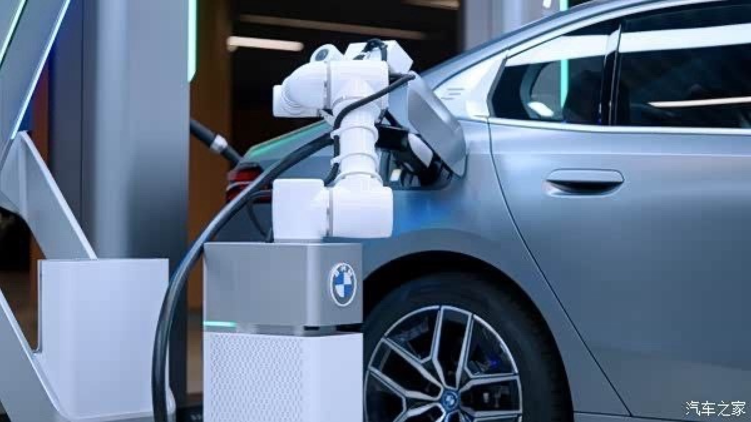 BMW завершила тестирование робота для автоматической зарядки электромобилей
