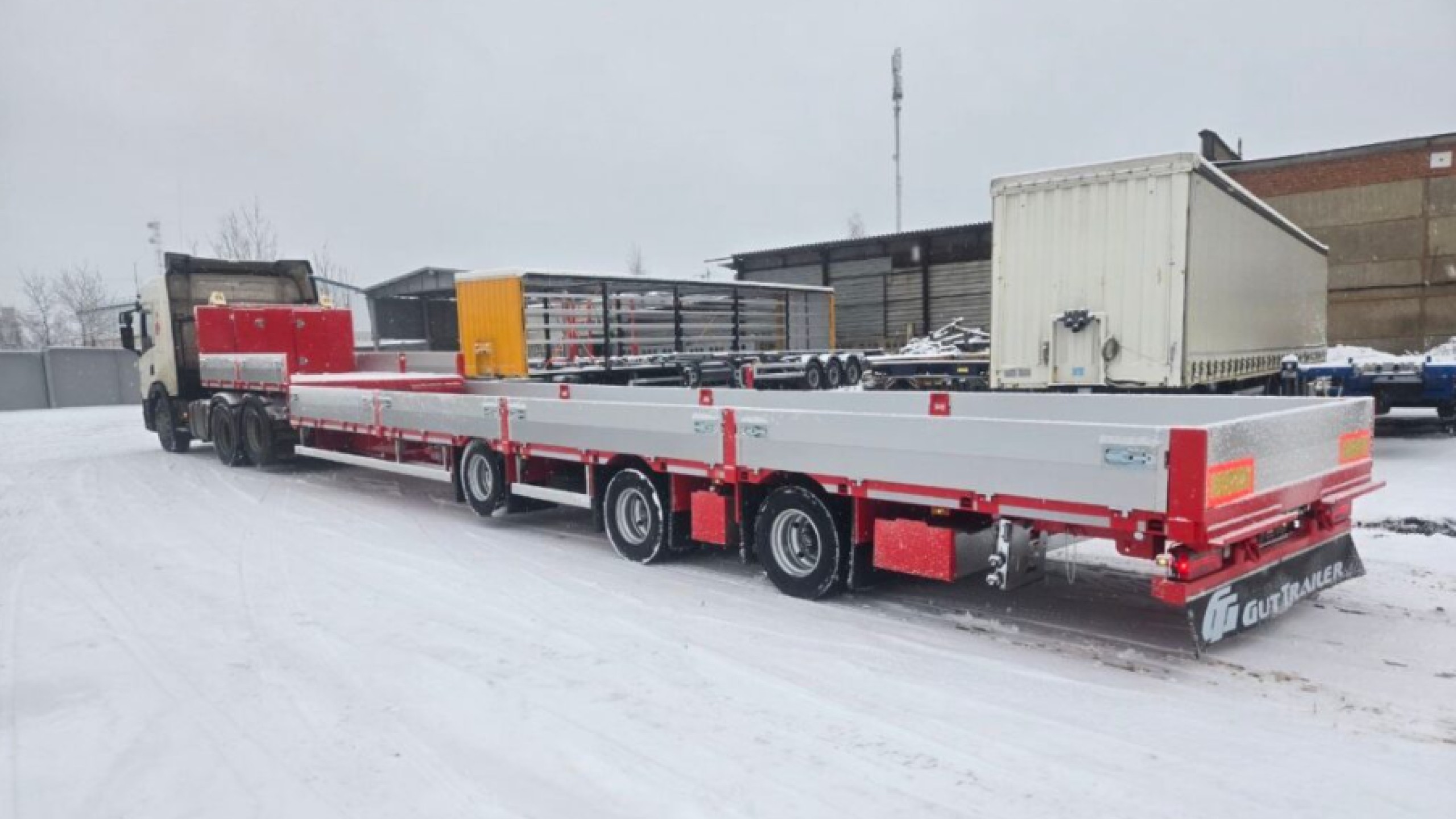 «Гут Трейлер» представил новый бортовой полуприцеп