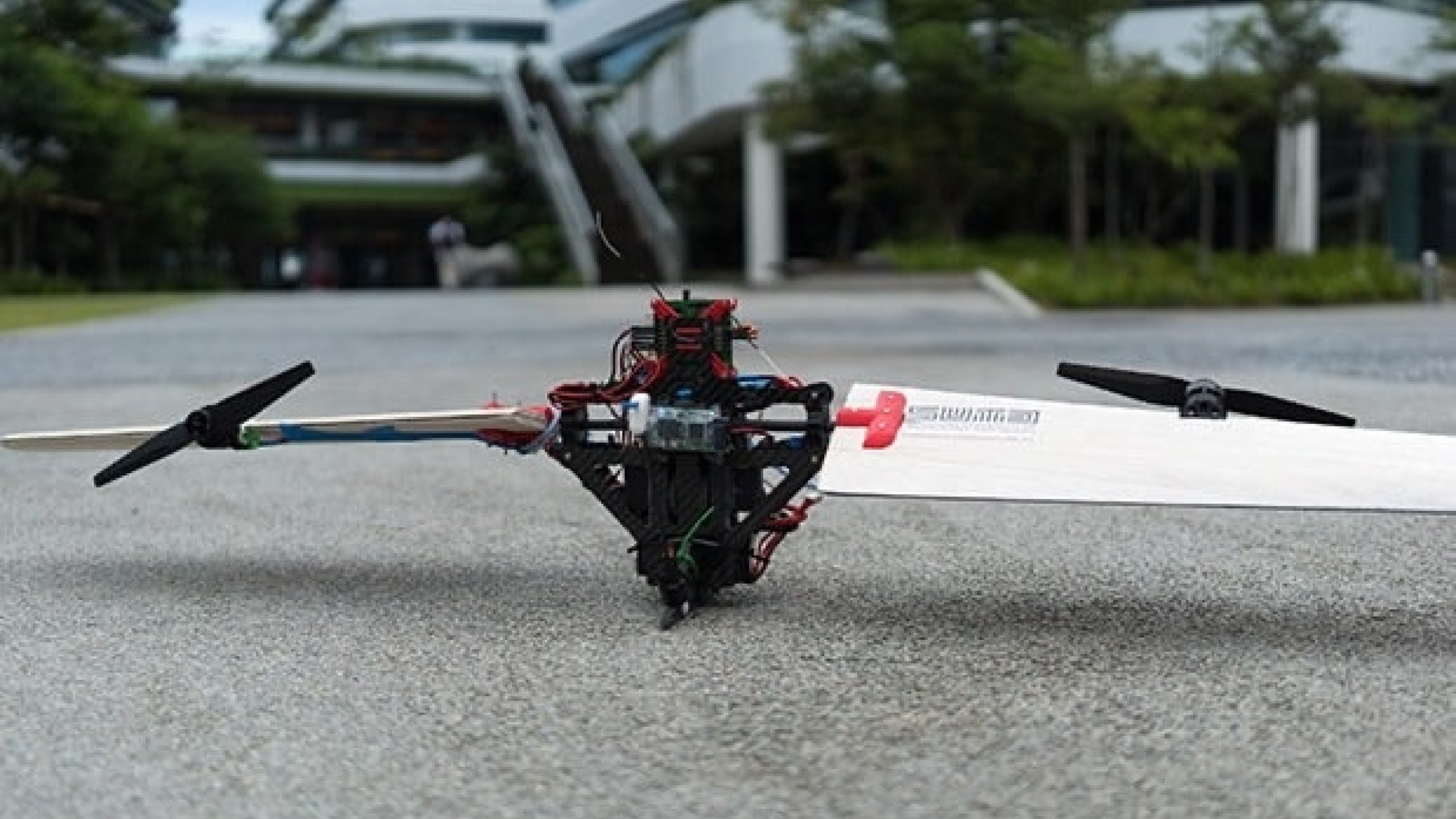 В Сингапуре разработали дрон-трансформер, меняющий форму в полёте