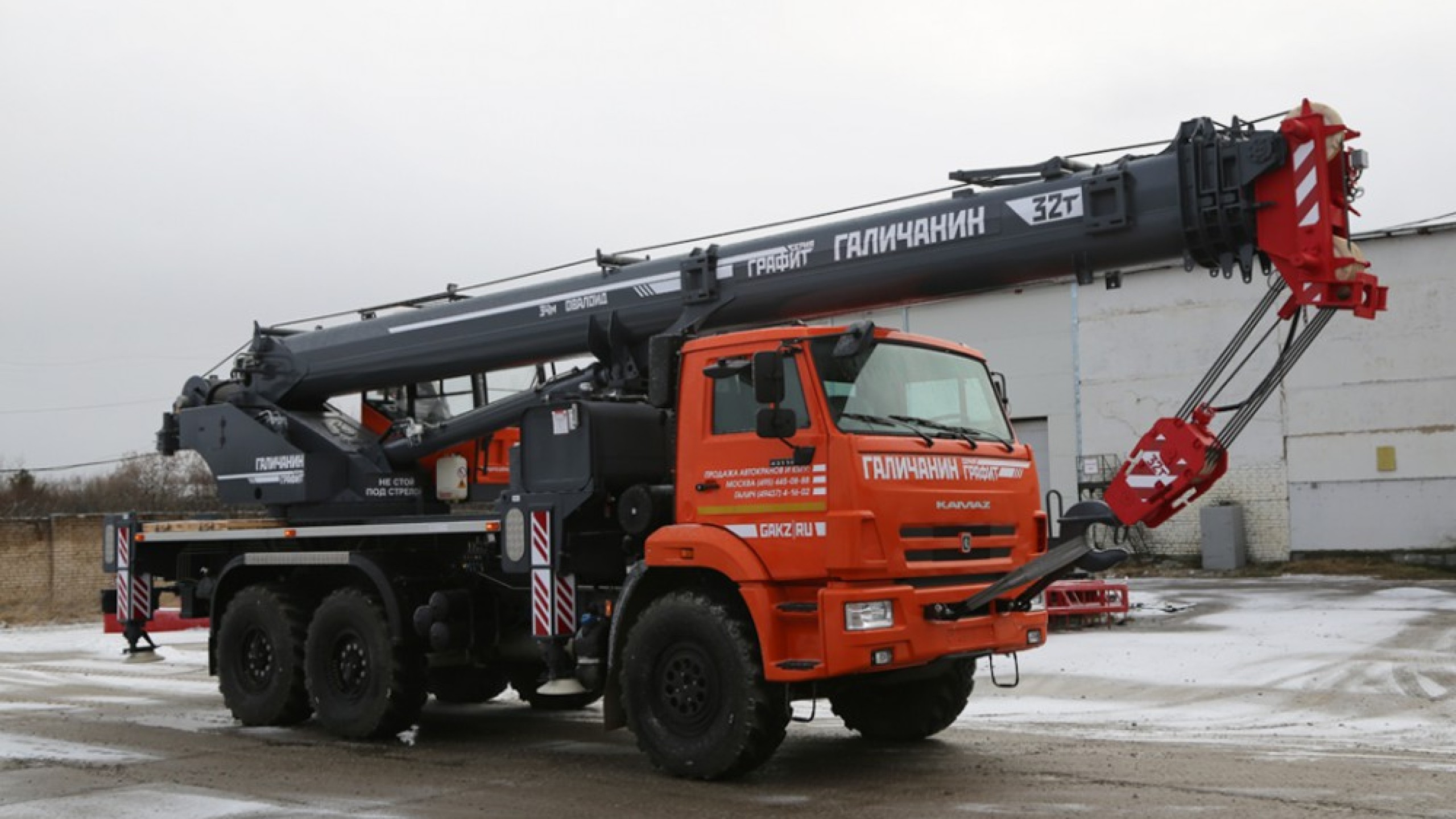 Галичский завод представил новую серию автокранов «Графит»