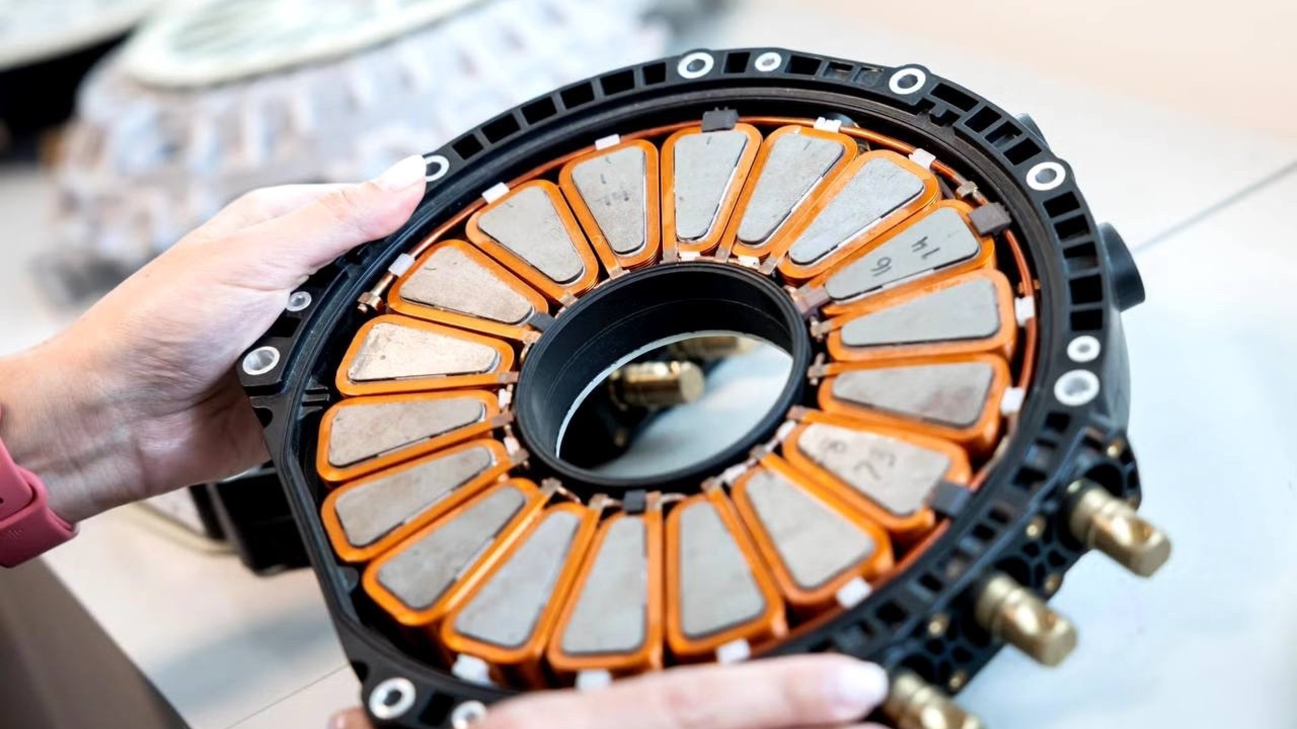 Дочерняя компания Mercedes создала электродвигатель весом 13 кг и мощностью 1000 л. с.