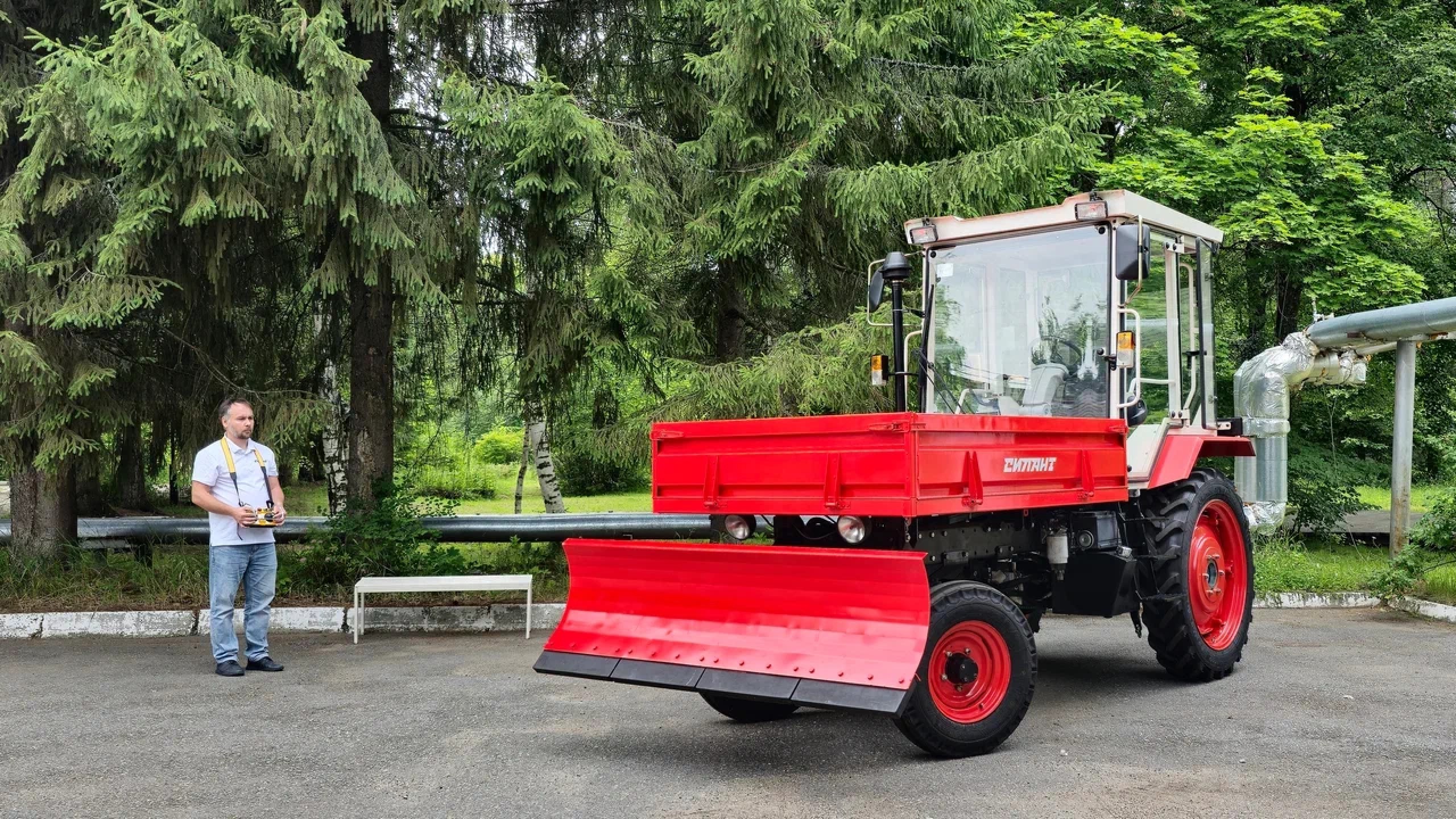 В России создали трактор без водителя — управлять им можно дистанционно