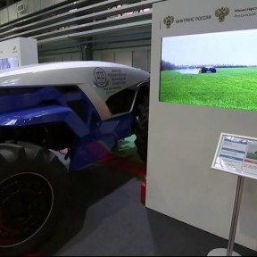 Путину показали первый в России беспилотный трактор