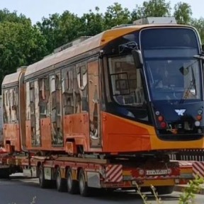 В Екатеринбург прибыл первый в России пятисекционный трамвай «80 лет Победы»