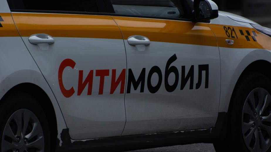 Власти обсуждают ограничение роста цен на такси во время непогоды и ЧС