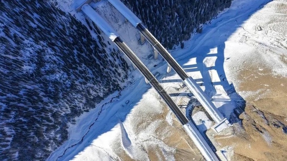 В Китае запустили движение по самому длинному автомобильному тоннелю в мире