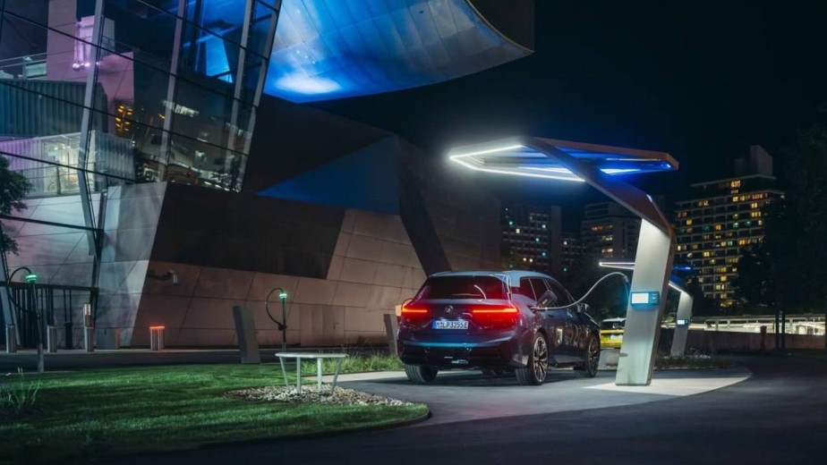BMW запускает «зарядные деревья» в Мюнхене