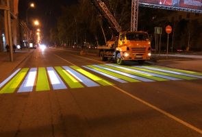 На самой длинной прямой улице в России установили проекционную «зебру»
