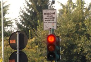 В Милане появились светофоры, которые сами штрафуют водителей