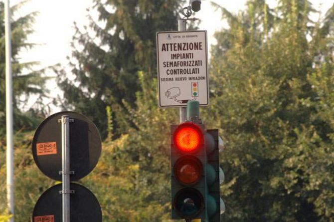 В Милане появились светофоры, которые сами штрафуют водителей