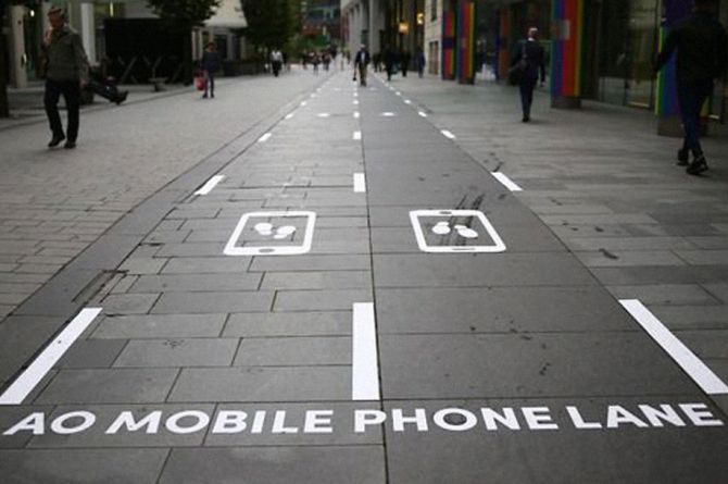 В Манчестере появилась выделенная полоса для пешеходов со смартфонами