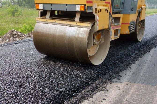 В Кировской области начнут строить дороги из чёрного щебня