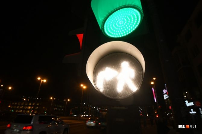 В Екатеринбурге появились новые светофоры, предупреждающие водителей о пешеходах
