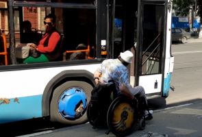 В Минтрансе предлагают помечать транспорт для инвалидов специальным знаком