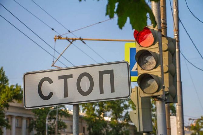 «Стопом» по лбу: Верховный суд назвал законным установку дорожных знаков на высоте 1, 5 метра