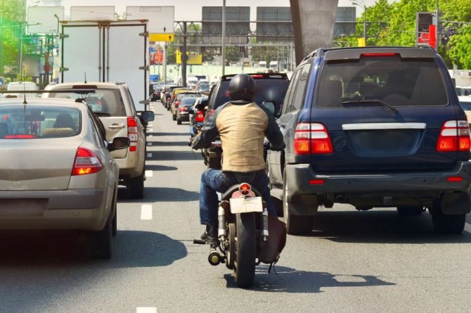 Мотоциклистам могут запретить лавировать между рядами
