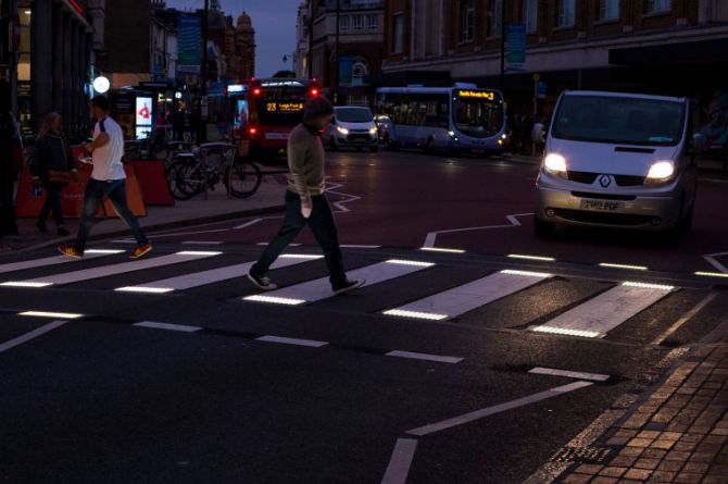В Великобритании установили инновационный переход со встроенными датчиками обнаружения пешеходов