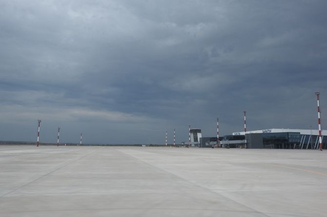 Вид на аэропорт "Гагарин" с взлётно-посадочной полосы
