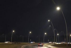 Пешеходы и «зебра» в светодиодах: в Петербурге обустроили инновационный пешеходный переход