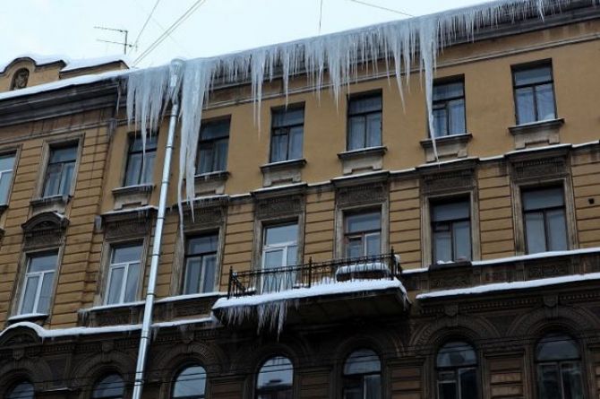 В Петербурге будут бороться с сосульками с помощью подогрева крыш