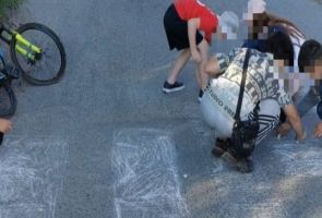 В Новосибирске дети нарисовали «зебру» мелками на улице без пешеходного перехода