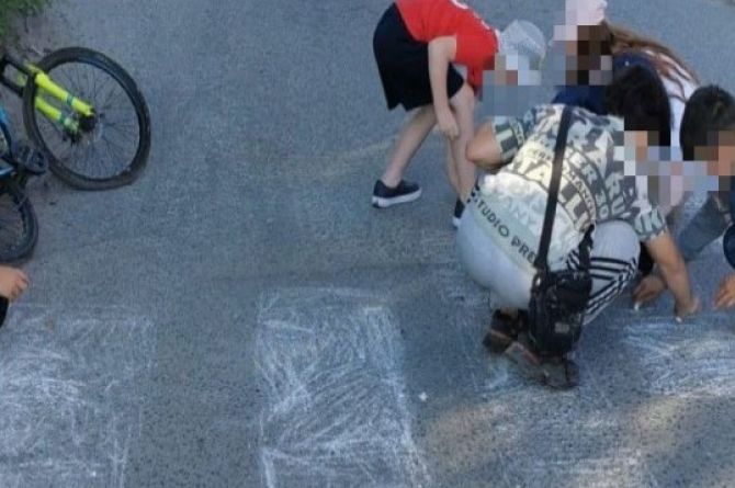 В Новосибирске дети нарисовали «зебру» мелками на улице без пешеходного перехода