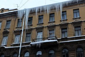 В Петербурге будут бороться с сосульками с помощью подогрева крыш