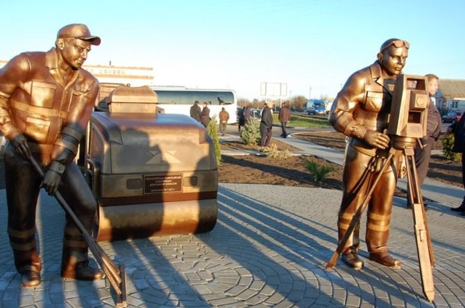 В Белгородской области открыли скульптуру, посвящённую дорожникам