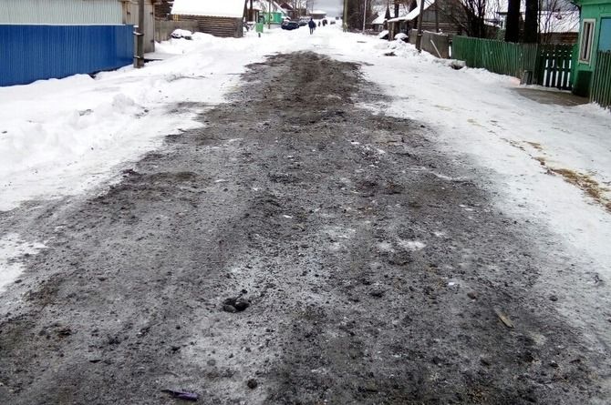 В Коми неочищенную от снега дорогу посыпали шлаком с гвоздями