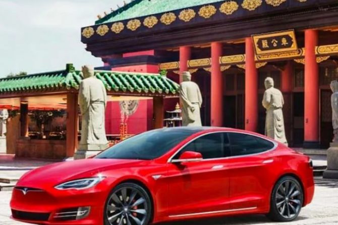 В Китае начали ограничивать перемещение электромобилей Tesla