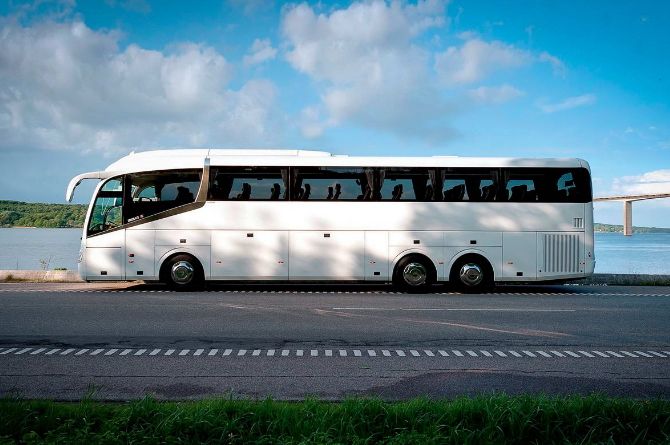 Минтранс не оценил идею допустить туристические автобусы на выделенную полосу