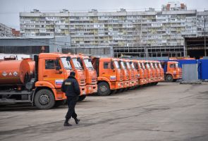 В Москве дорожных рабочих силой закрыли на карантин. У них стала заканчиваться еда
