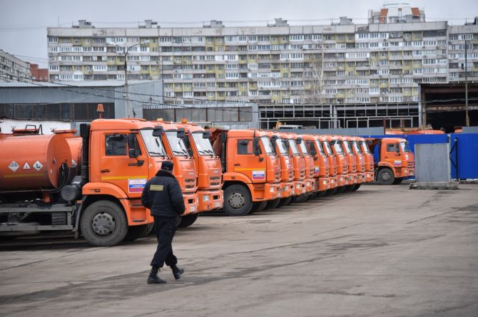В Москве дорожных рабочих силой закрыли на карантин. У них стала заканчиваться еда