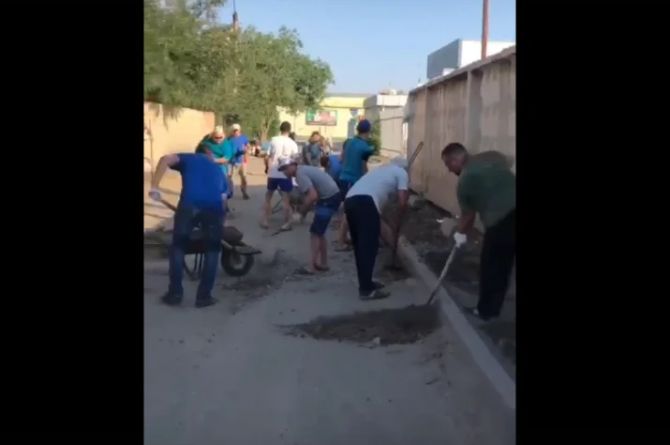 В Астрахани жители сами отремонтировали километр дороги