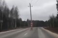 ЛЭП как чудо: во Владимирской области установили электростолбы посреди дороги