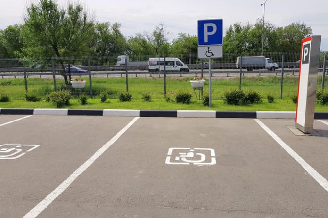 Своё место: в Госдуме предлагают закрепить за инвалидами парковки около дома