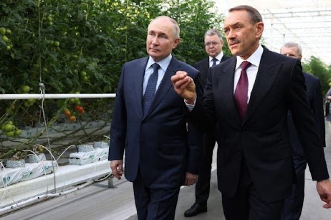 Путин заявил, что не уверен в выполнении плана по ремонту региональных дорог