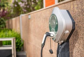 В Великобритании застройщиков обяжут устанавливать на новые дома зарядки для электротранспорта