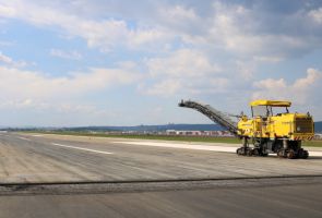 В аэропорту Иркутска начался ремонт аэродромного покрытия