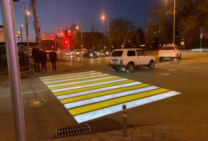 В Краснодаре признали успешным эксперимент с проекционными пешеходными переходами