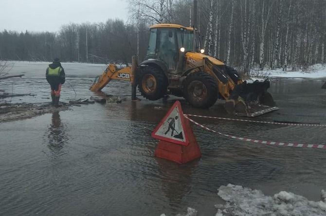Дорожники продолжают работы на кировской улице, которую затопило из-за бобров
