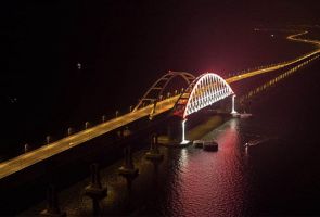 На Крымском мосту зажгли 366 светильников
