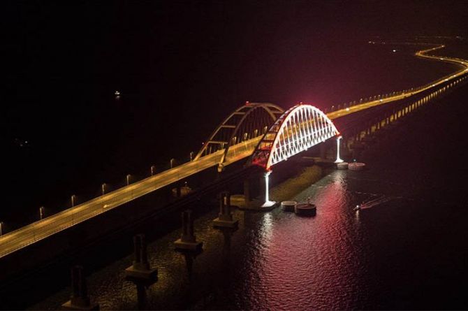 На Крымском мосту зажгли 366 светильников